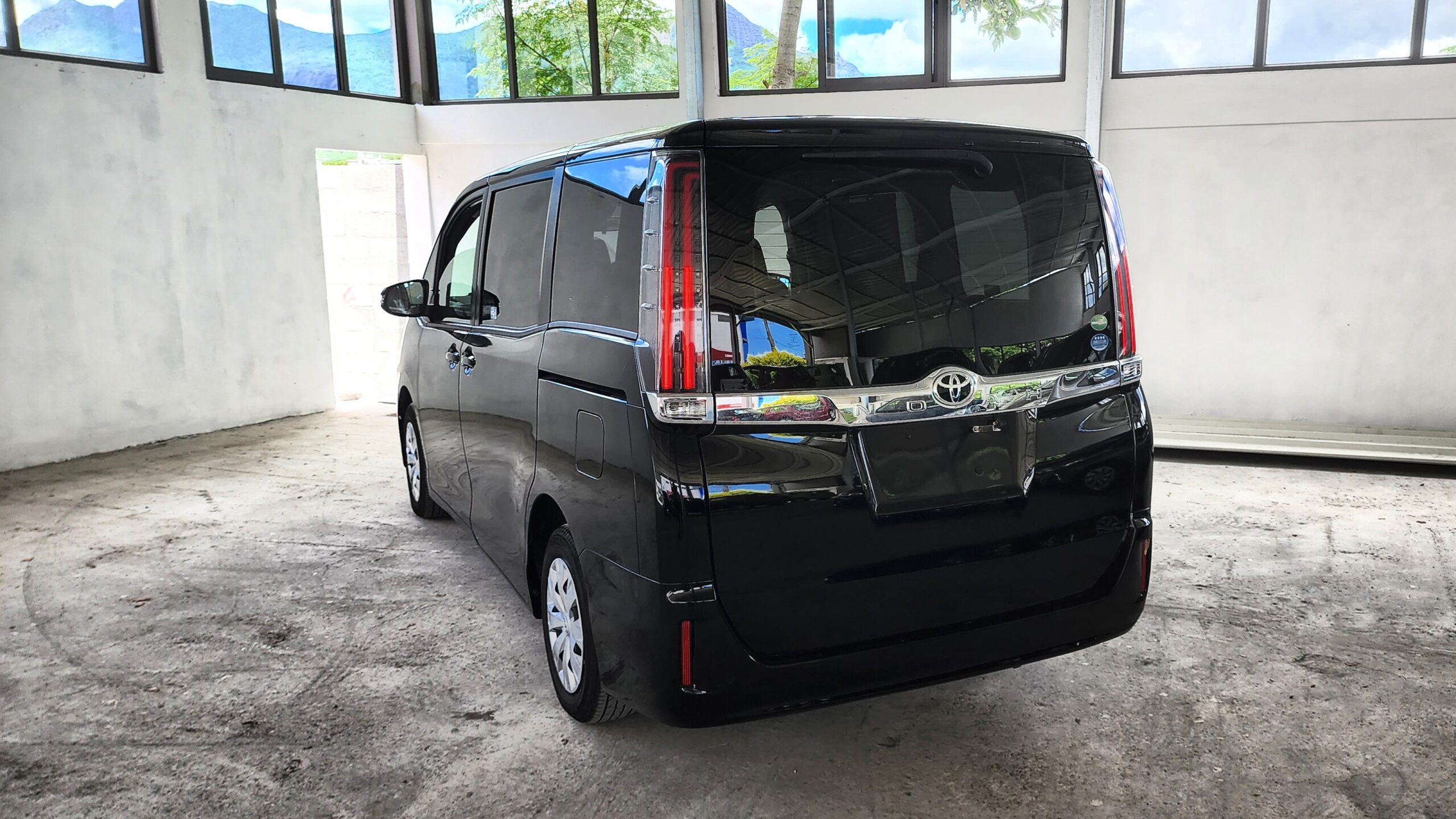 2018 Toyota Noah 8-seater MPV